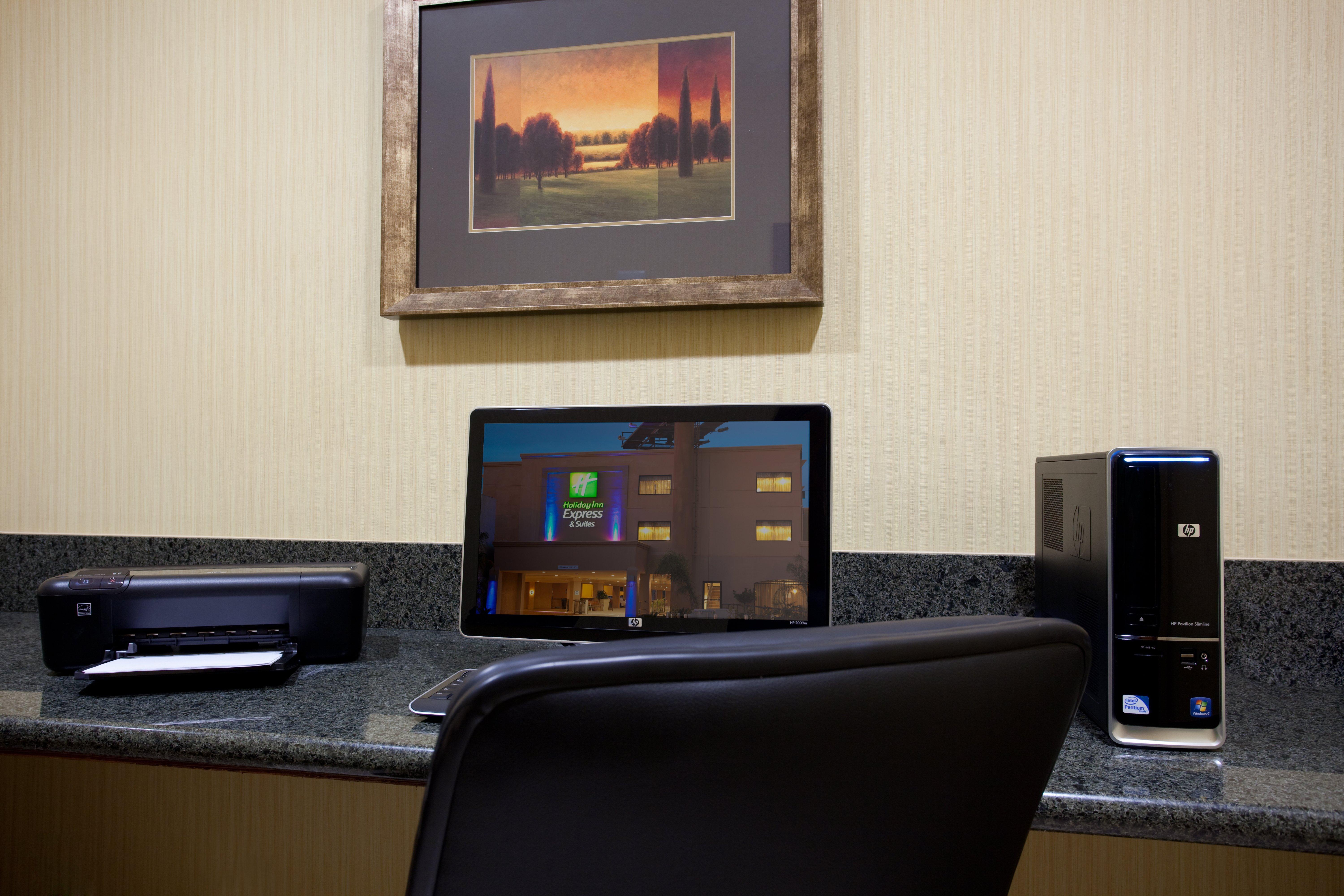 Holiday Inn Express Hotel & Suites Woodland Hills By Ihg Los Angeles Exterior photo