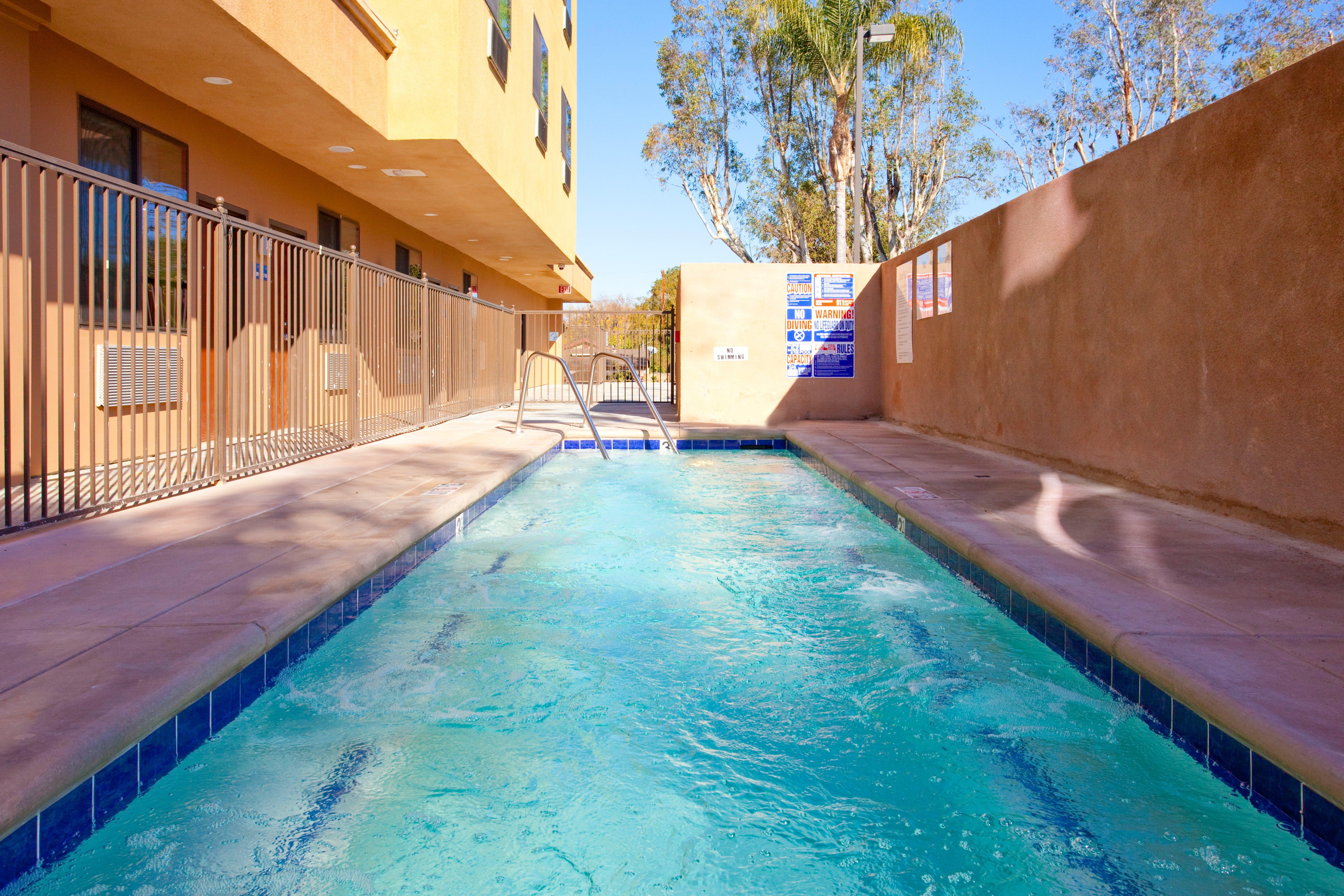 Holiday Inn Express Hotel & Suites Woodland Hills By Ihg Los Angeles Exterior photo