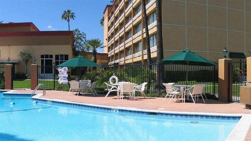 Holiday Inn Express Hotel & Suites Woodland Hills By Ihg Los Angeles Exterior photo