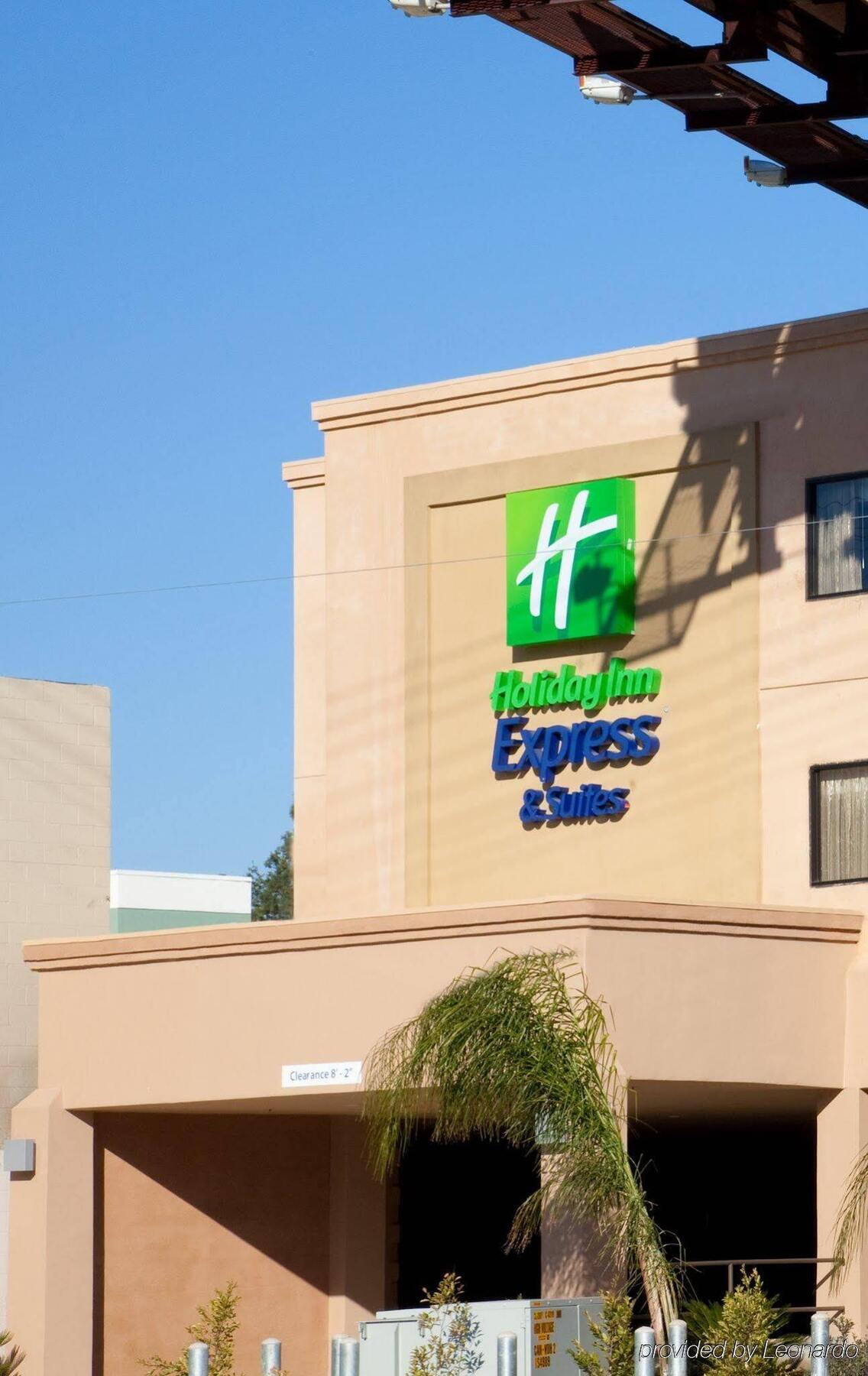 Holiday Inn Express Hotel & Suites Woodland Hills By Ihg Los Angeles Exterior photo